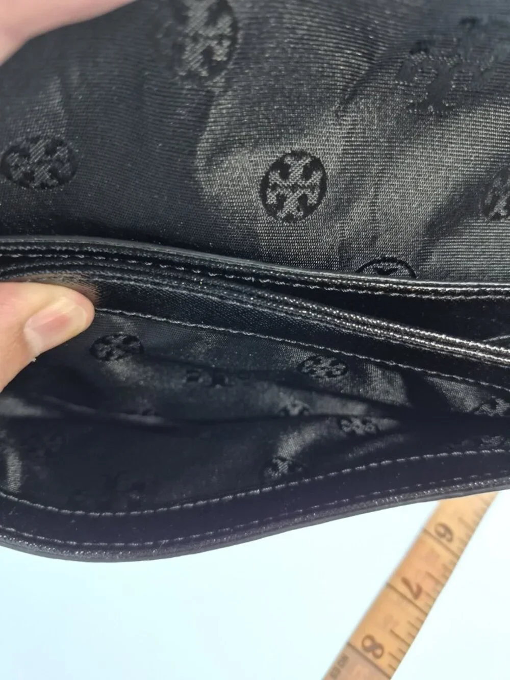 Tory Burch Robinson Round Black Saffiano Leather Crossbody Bag Gold Logo NWOT